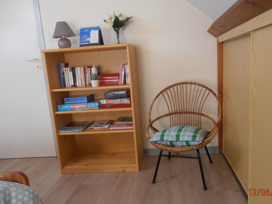 chambre 2 : choix de livres, jeux, documentation touristique de la région