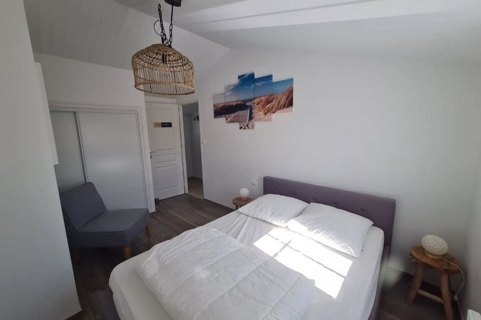 Une chambre avec un lit en à l'étage