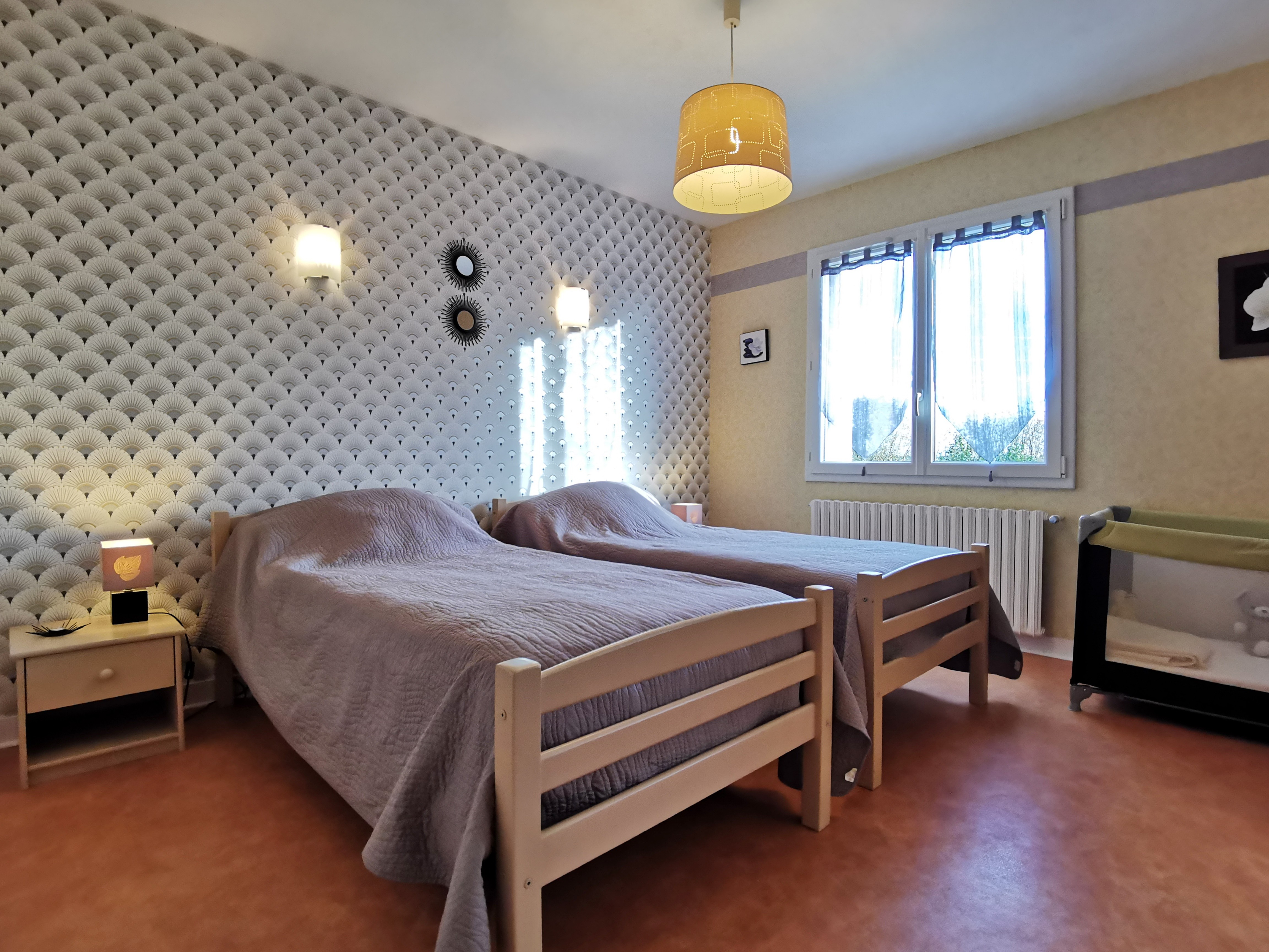 Ground floor: Bedroom 2 - 2 single beds 90