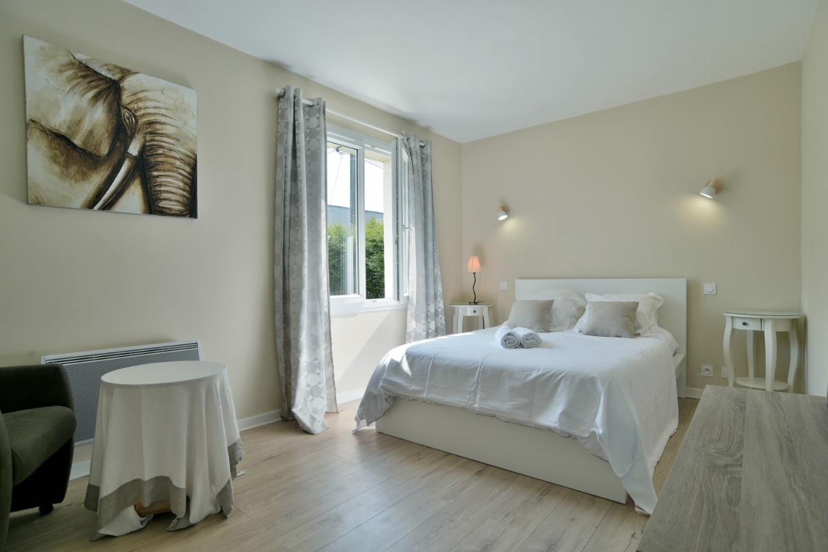 Chambre double située au rez-de-chaussée, lit 140 X 200