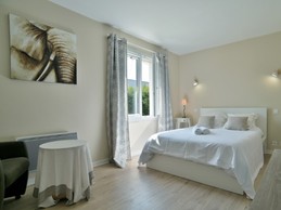 Chambre double située au rez-de-chaussée, lit 140 X 200