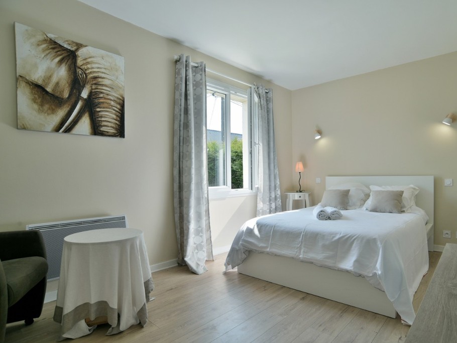 Chambre double située au rez-de-chaussée, lit 140 X 200