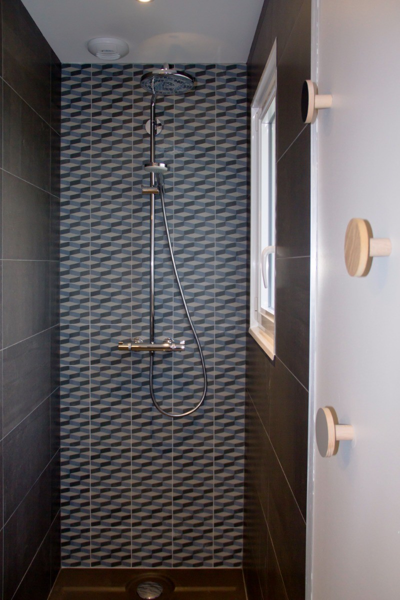 Salle d'eau moderne avec douche à l'italienne