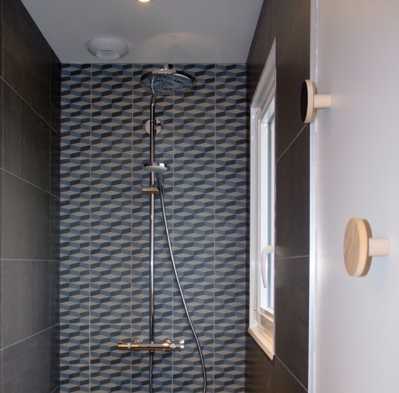 Salle d'eau moderne avec douche à l'italienne