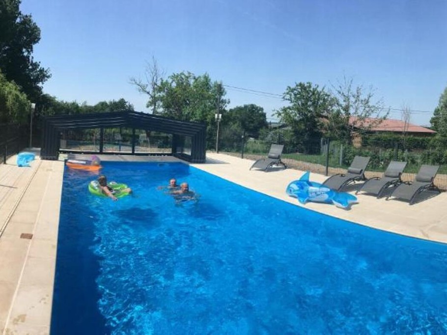 shared swimming pool 250 metres away