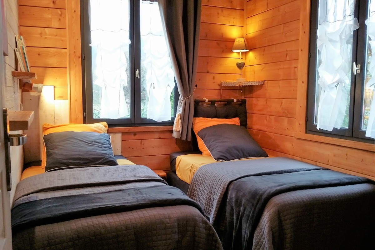 Chambre, 2 lits de 0,90 m X 1,90 m Petit dressing, Linge de lit .