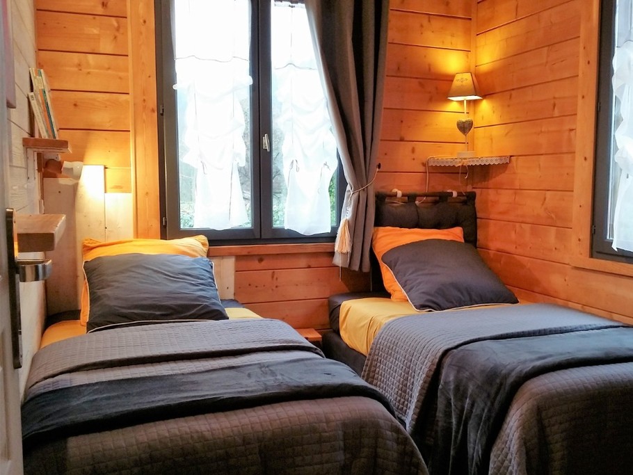 Chambre, 2 lits de 0,90 m X 1,90 m Petit dressing, Linge de lit .