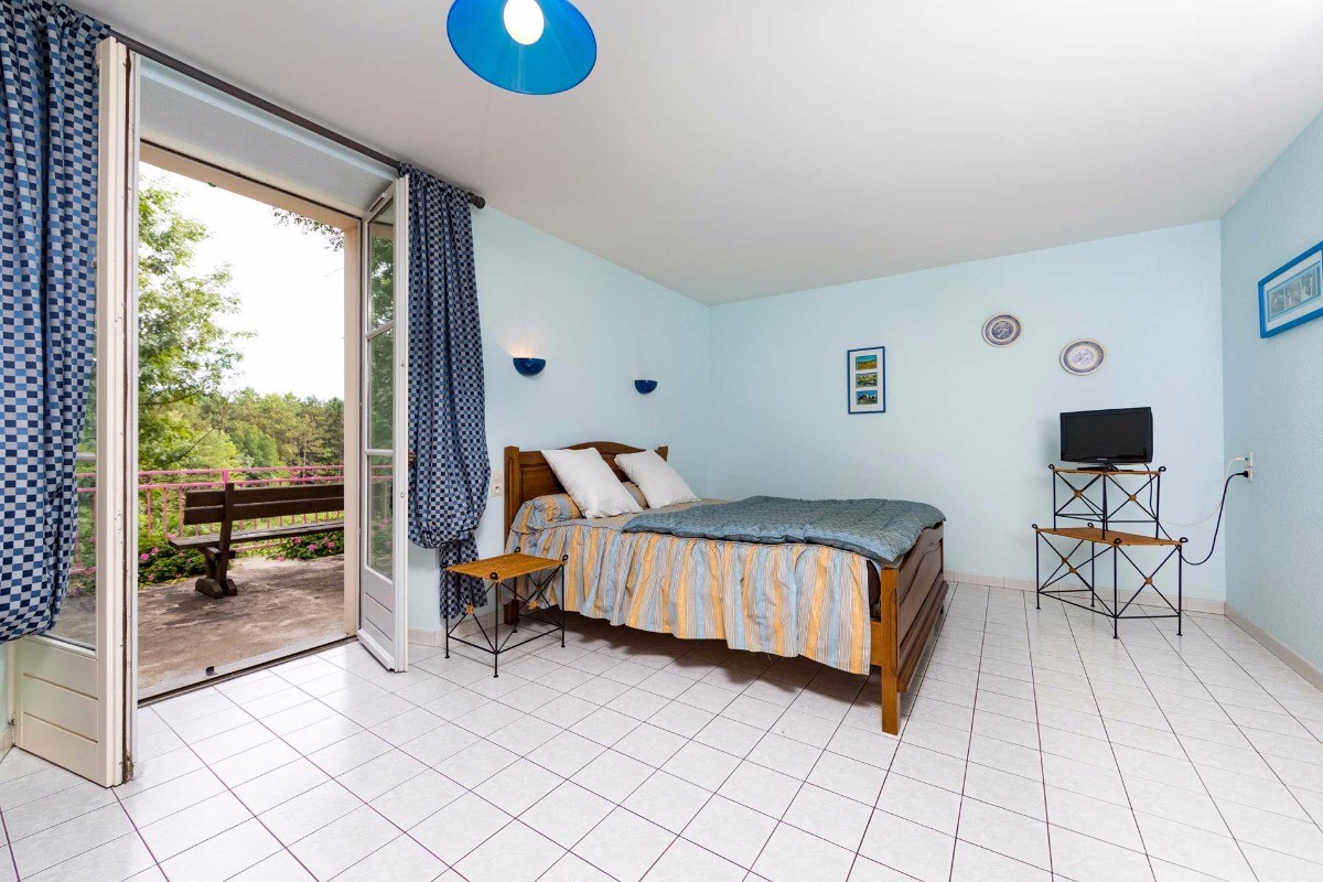 Chambre accessible PMR avec salle de bains et wc attenant et séparés - Bienvenue au Pays de Jeanne