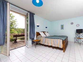 Chambre accessible PMR avec salle de bains et wc attenant et séparés - Bienvenue au Pays de Jeanne