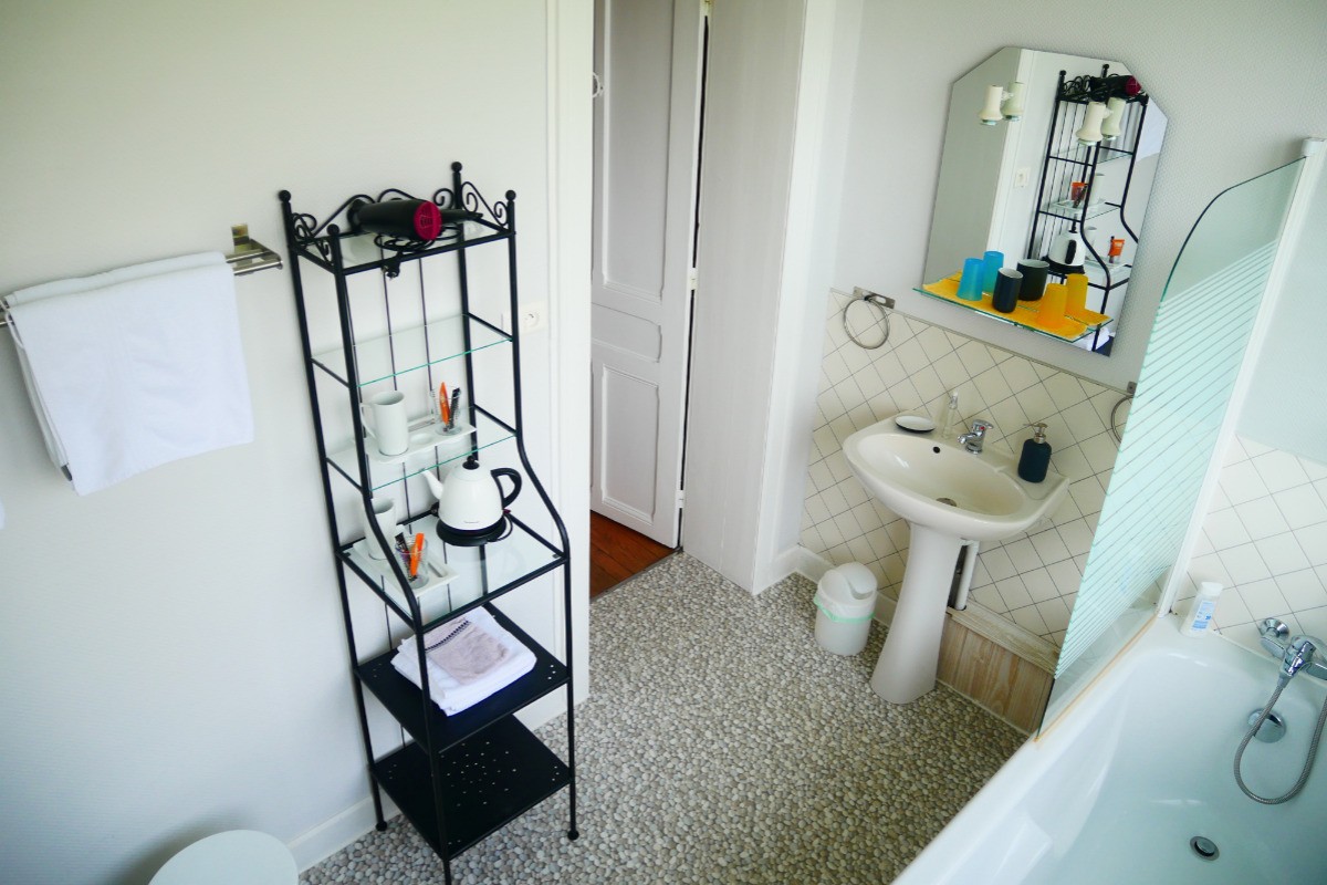 Salle de bain de la chambre La Sycomore
