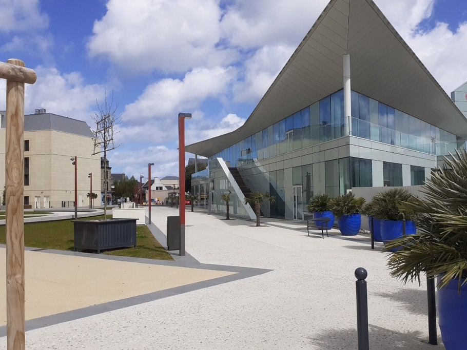 Médiathèque situé derrière la Résidence .