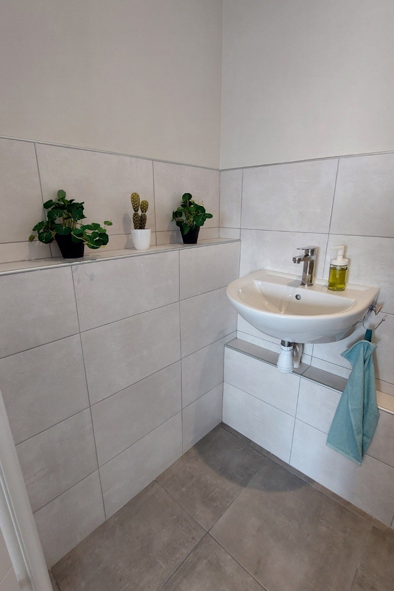 Toilettes séparées et lavabo au rez-de-chaussée du gîte La Petite Maison.