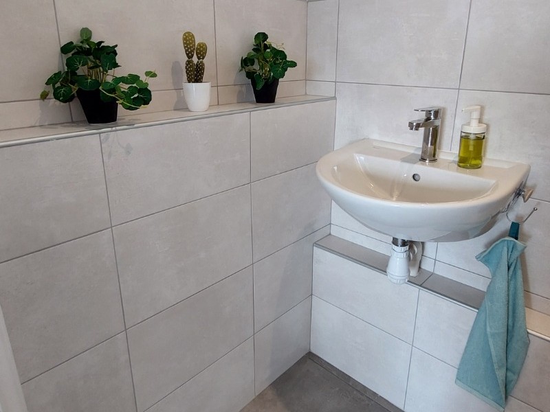 Toilettes séparées et lavabo au rez-de-chaussée du gîte La Petite Maison.