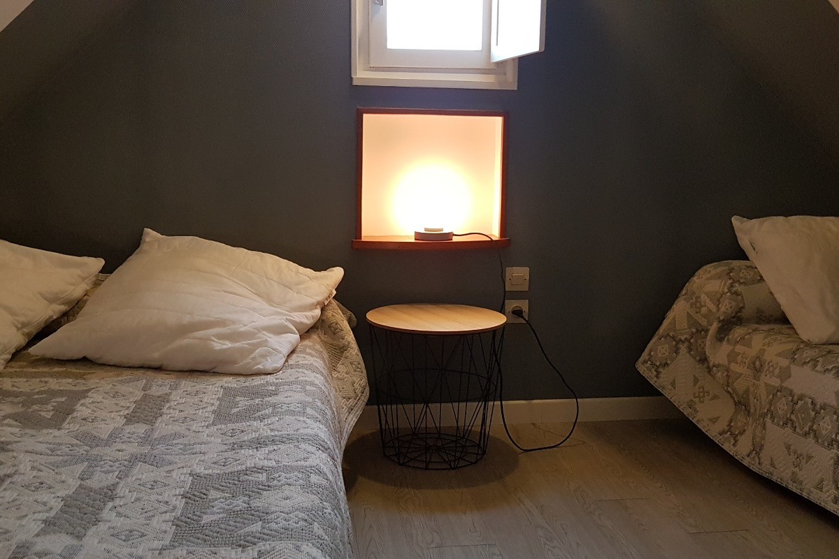 Chambre en mezzanine pour 2 personnes : 1 lit 140x190 cm et 1 lit 90x190 cm. 
Crédits photo : Clévacances 35