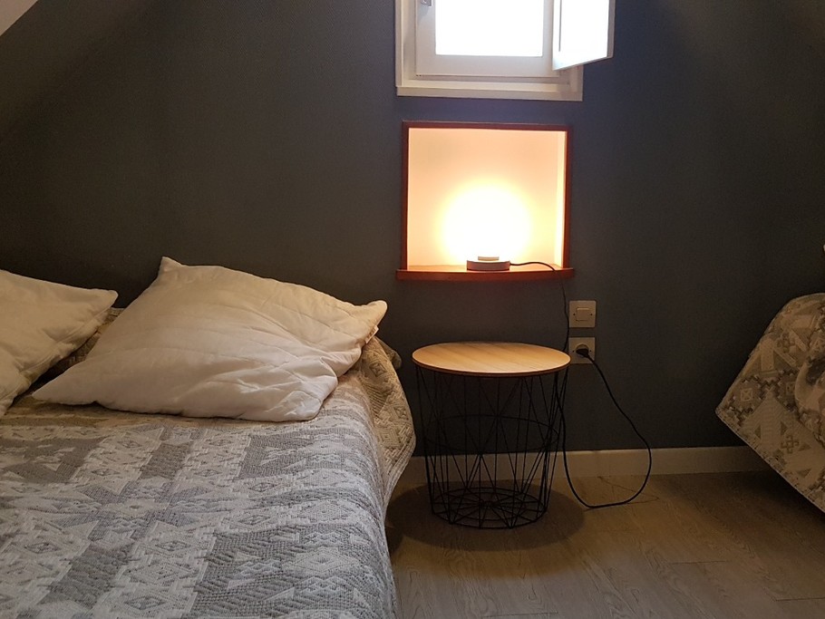 Chambre en mezzanine pour 2 personnes : 1 lit 140x190 cm et 1 lit 90x190 cm. 
Crédits photo : Clévacances 35