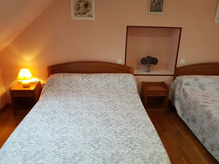 Room for 3 people. 2 double beds.