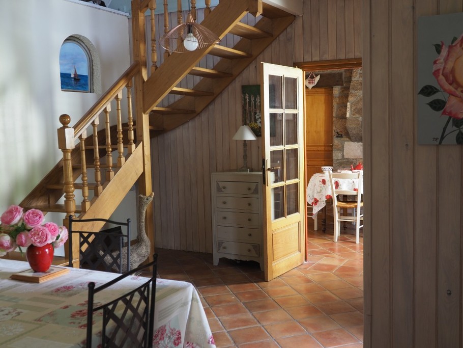 Vue du séjour sur la cuisine- Maison de caractère à la campagne dans un superbe cadre , près de la mer. 5 pers.