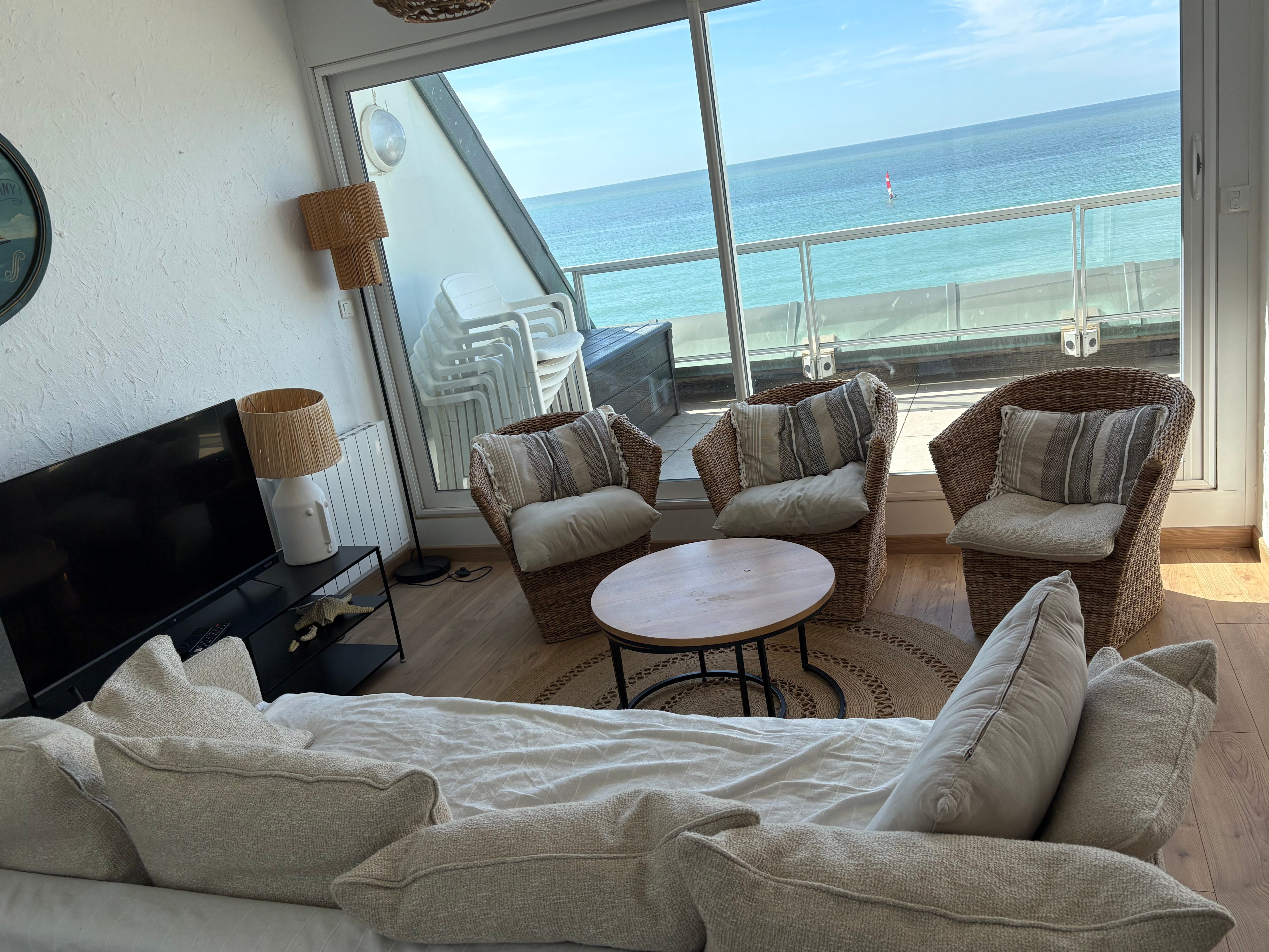 SITTING AREA WITH SEA VIEW