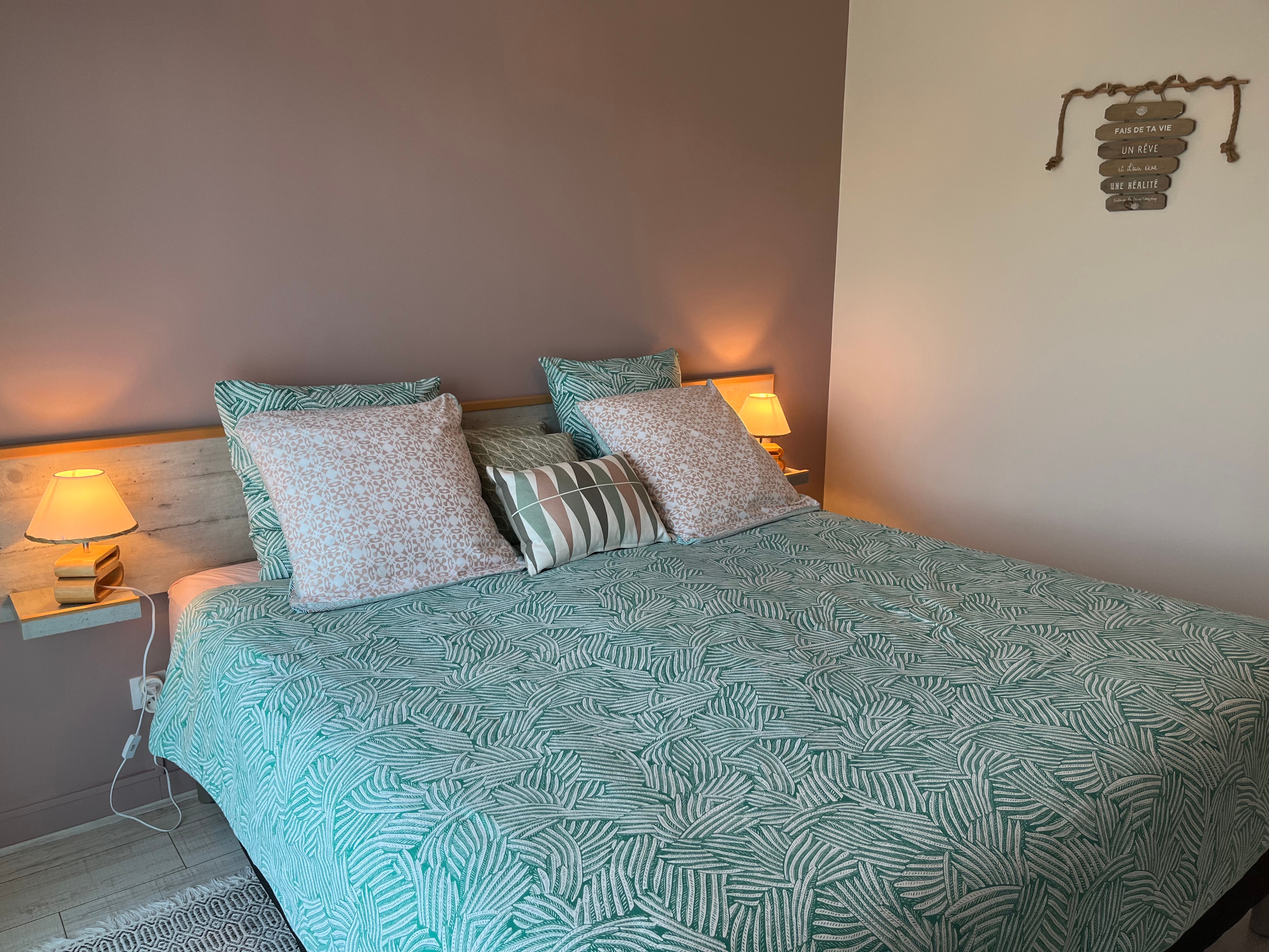 Bedroom 1 – 180 cm bed with walk-in wardrobe