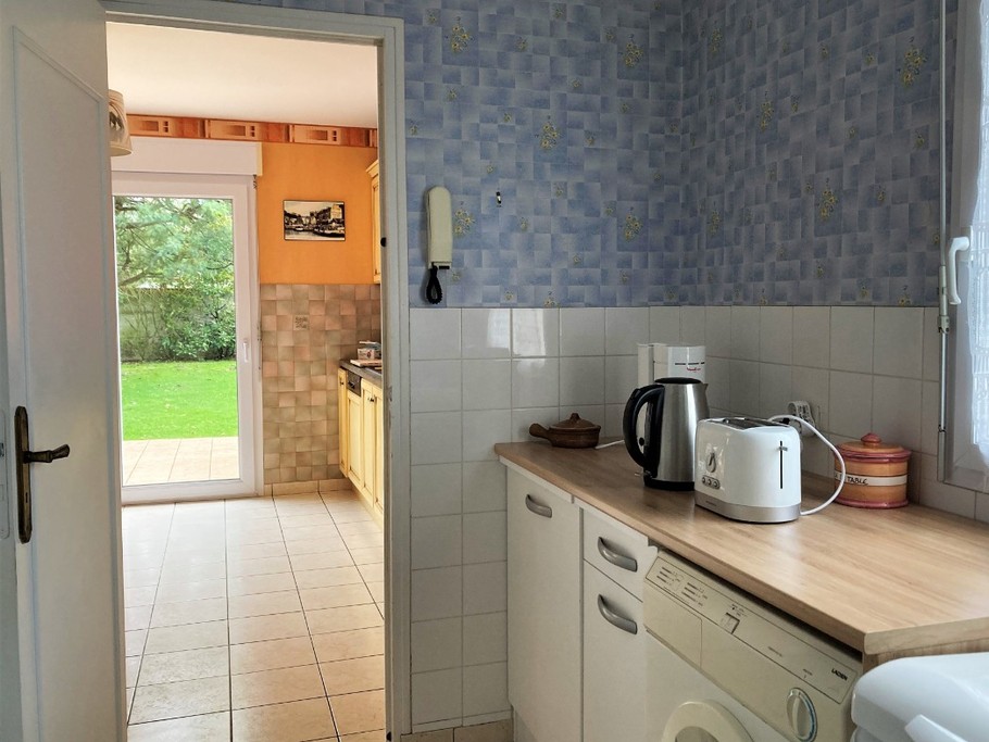 Arrière-cuisine avec lave-linge et sèche-linge.