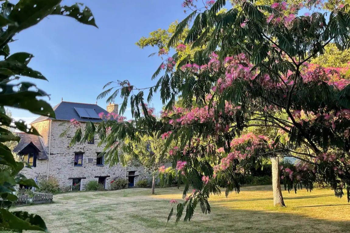 L'ancienne seigneurie du Domaine de la Riaudaie. L'appartement Les Epinettes se trouve au 1er étage de la bâtisse principale.