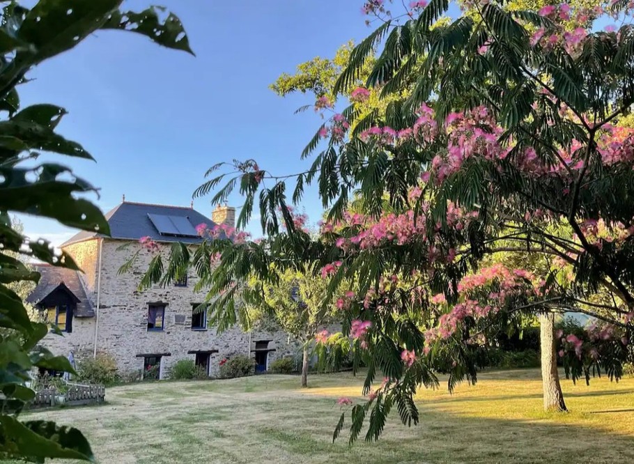 L'ancienne seigneurie du Domaine de la Riaudaie. L'appartement Les Epinettes se trouve au 1er étage de la bâtisse principale.