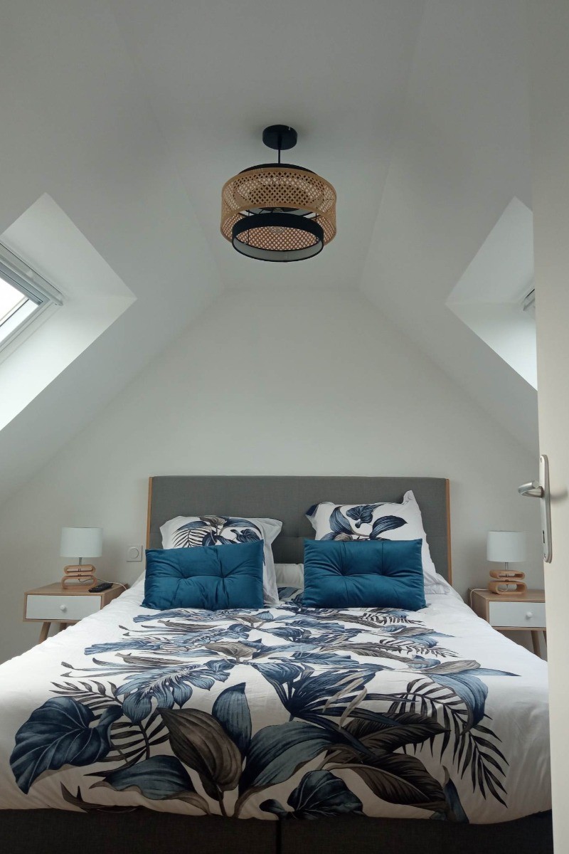 A l'étage une chambre avec un lit 160