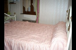 Chambre familiale rose avec vue sur le verger