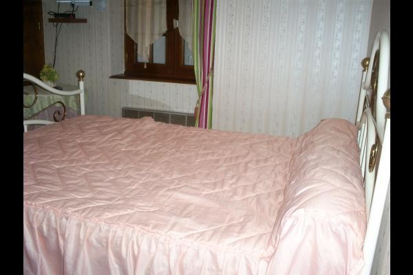 Chambre familiale rose avec vue sur le verger