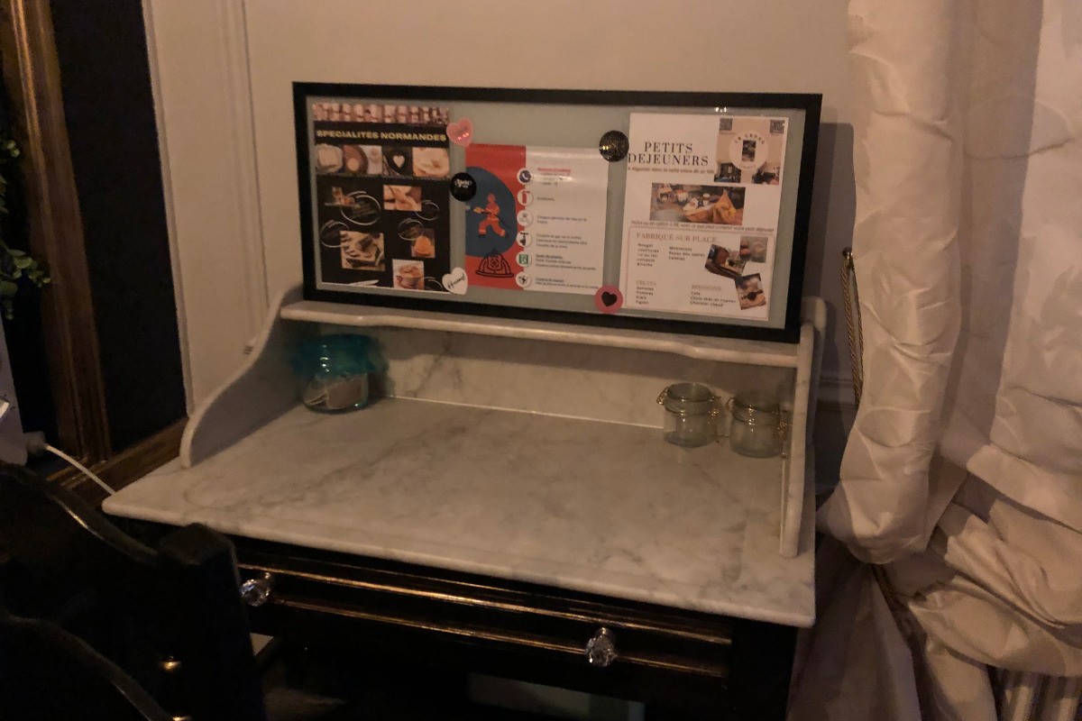 un espace pour travailler ou manger est prévu dans la chambre.