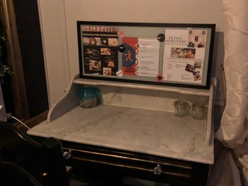 un espace pour travailler ou manger est prévu dans la chambre.