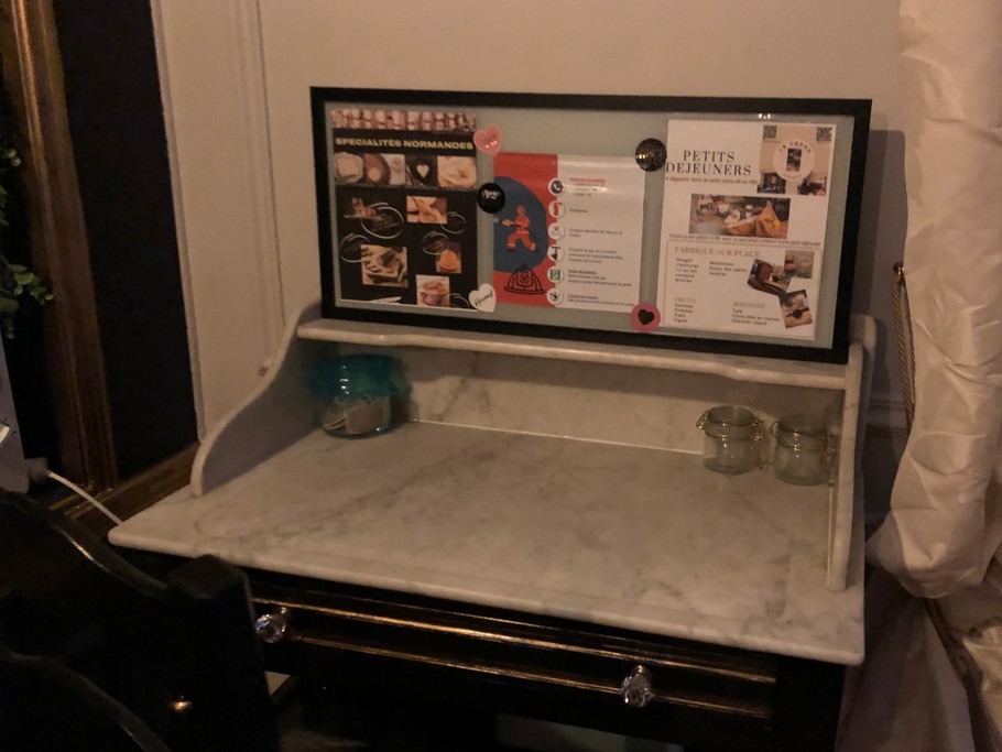 un espace pour travailler ou manger est prévu dans la chambre.