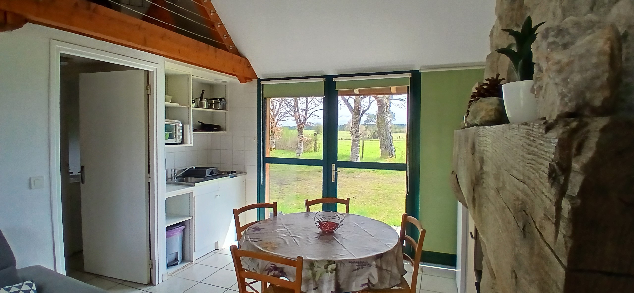 Etang de Farges, Saint Germain près Herment, Chalet vert - Pièce de vie (Cuisine)
