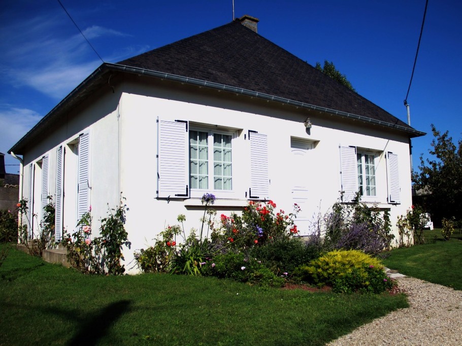 Sunny house on all sides with parking space