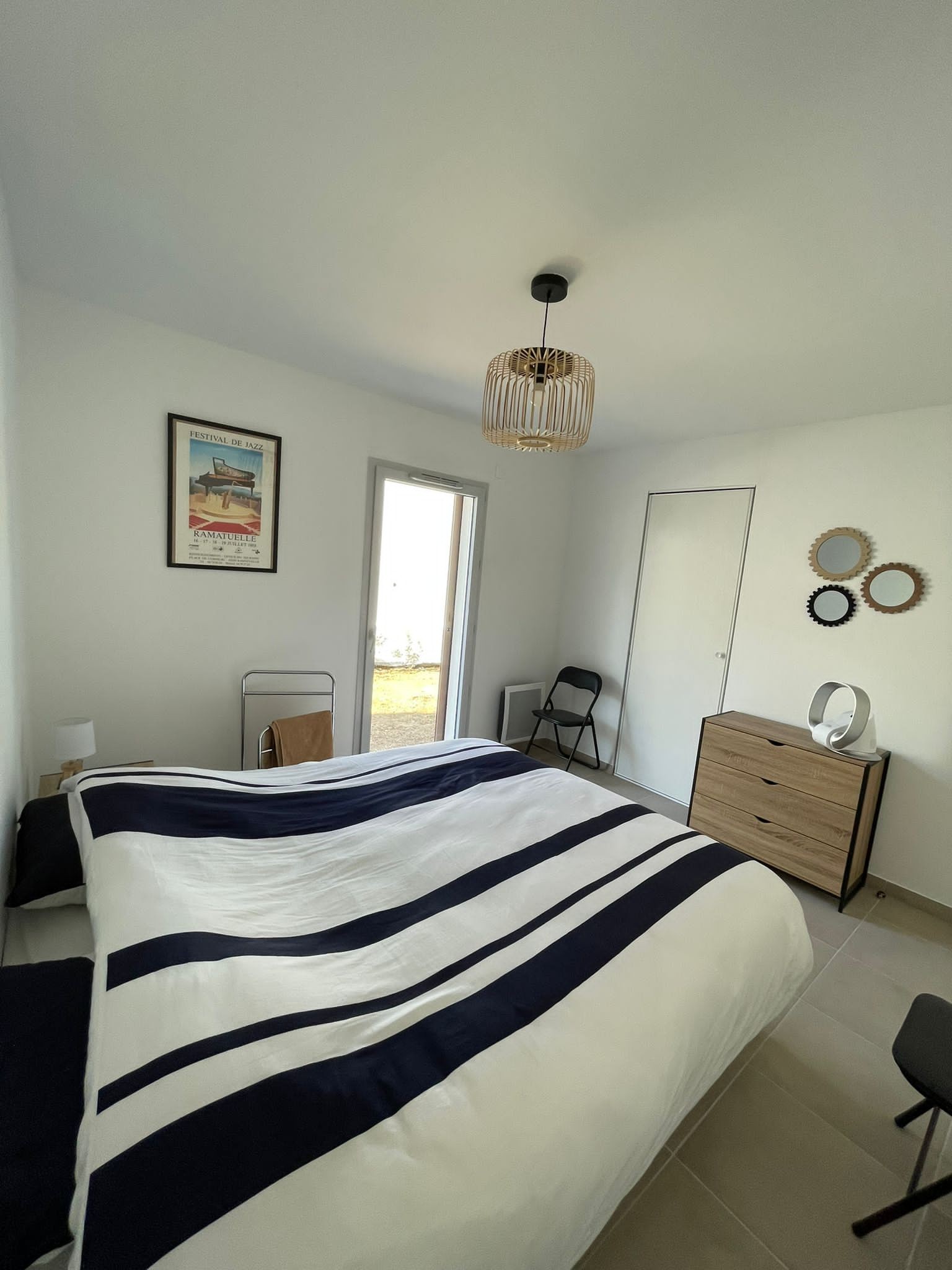 La chambre avec lit double et bureau