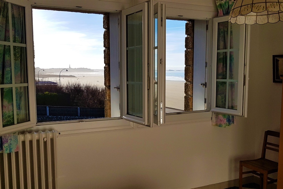 Vue sur la plage du Sillon et Saint-Malo intra-muros depuis la chambre pour 2 personnes. 
Crédits photos : Hélène QUENTIN, Clévacances 35