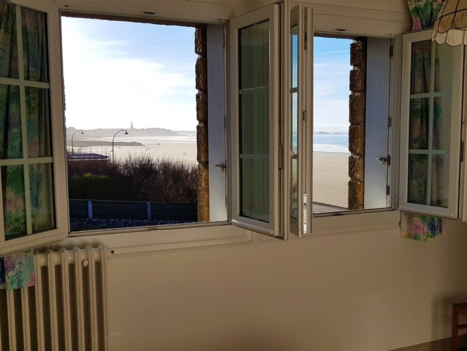 Vue sur la plage du Sillon et Saint-Malo intra-muros depuis la chambre pour 2 personnes. 
Crédits photos : Hélène QUENTIN, Clévacances 35