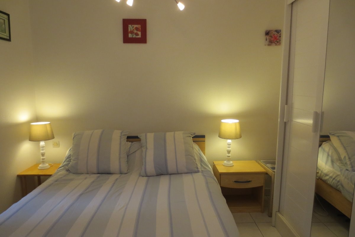 chambre avec lit de 140cm