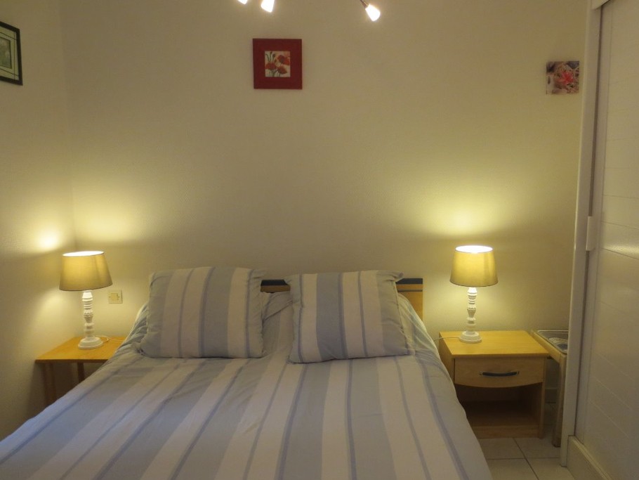 chambre avec lit de 140cm