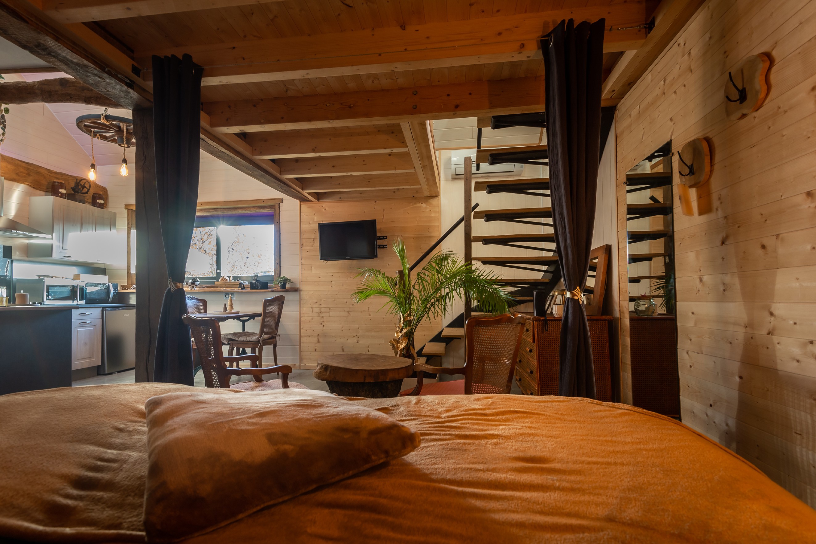 A bed with 2 electric 90 cm mattresses to create a comfortable king-size bed