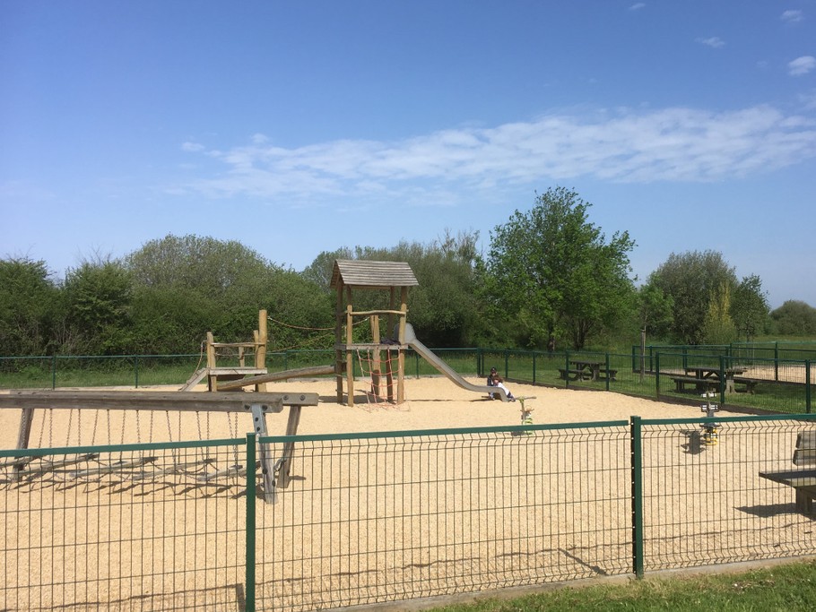 Terrain de jeux pour enfants à 300 m