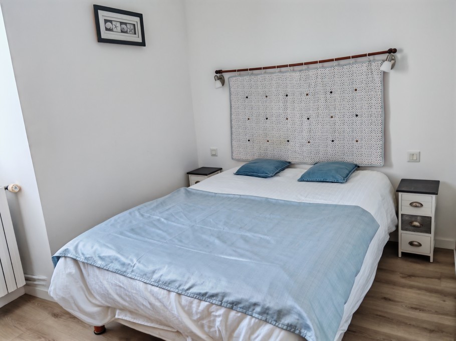 Bedroom with double bed (140cm)