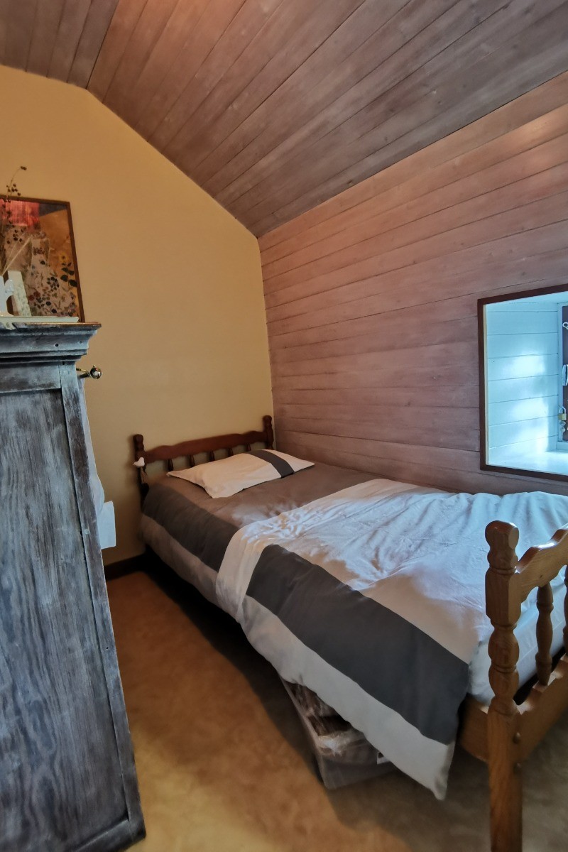 rangement avec lit d'appoint   à l'étage