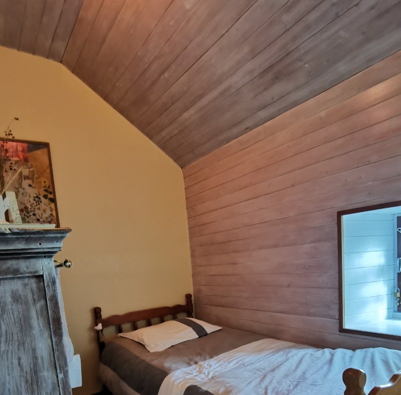 rangement avec lit d'appoint à l'étage