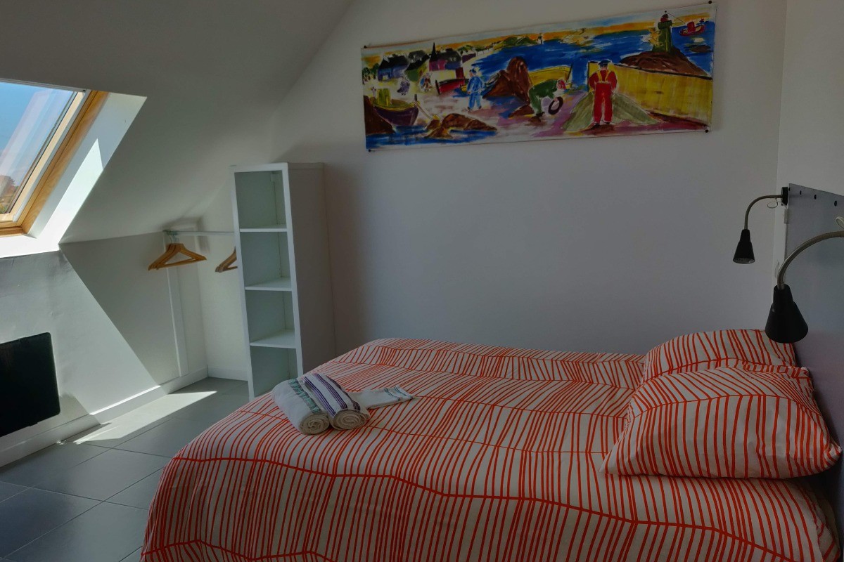 Chambre lit de 140 x 190 cm  à l'étage. Vue mer