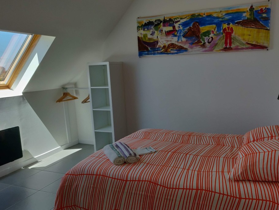 Chambre lit de 140 x 190 cm  à l'étage. Vue mer