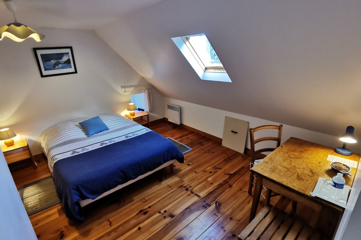 Chambre agréable et spacieuse pour 2 pers avec coin bureau et TV