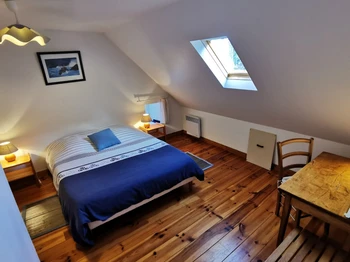 Chambre agréable et spacieuse pour 2 pers avec coin bureau et TV