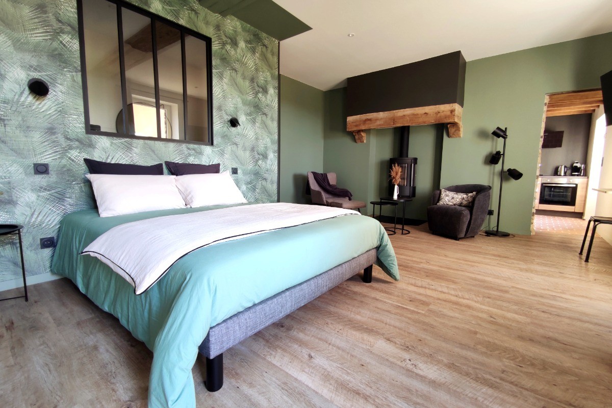 Spacieuse suite, de plain-pied avec coin nuit (lit Queen size 160x200 cm), coin salon avec poêle à bois et TV.