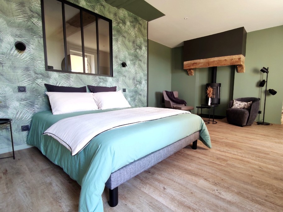 Spacieuse suite, de plain-pied avec coin nuit (lit Queen size 160x200 cm), coin salon avec poêle à bois et TV.